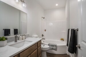 11-web-or-mls-2430-Lotus-Ave-09