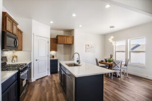 4-web-or-mls-2430-Lotus-Ave-03